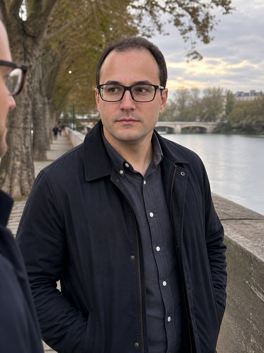 Erik Fessler bei einem Spaziergang am Fluss in Salzburg